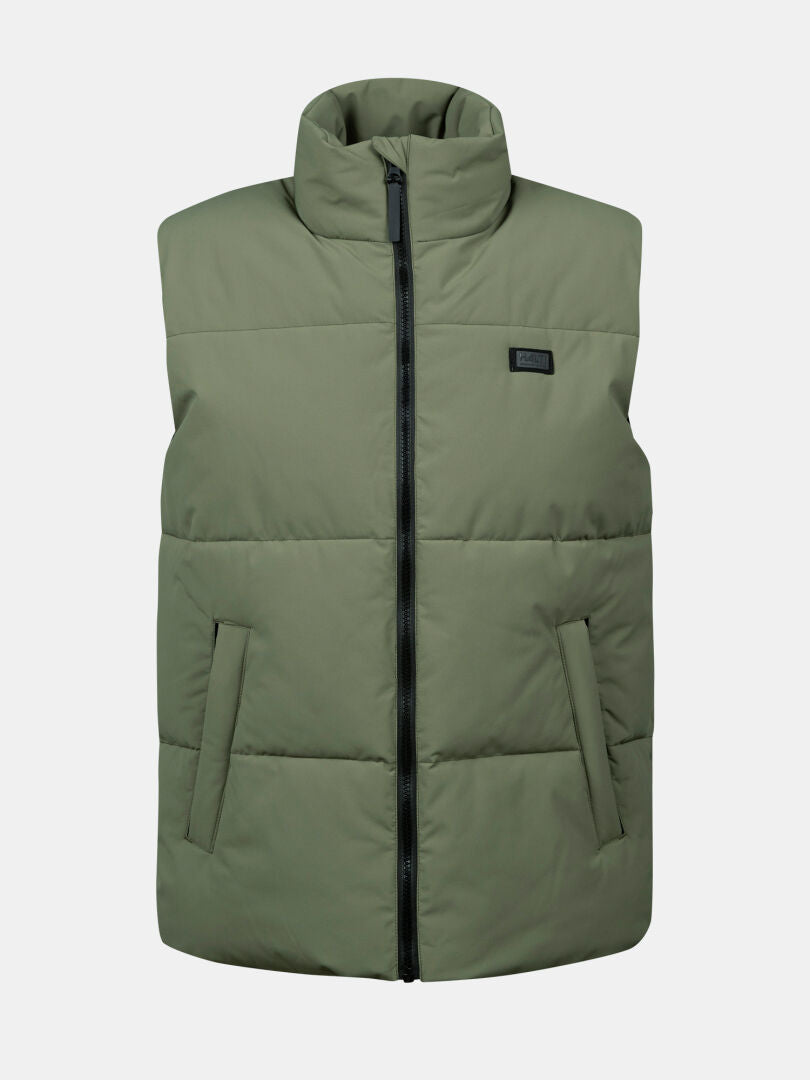 Die Halti Penger Classic Puffer Weste Herren ist eine olivgrüne, ärmellose Weste mit einem Frontreißverschluss und zwei schrägen Taschen.