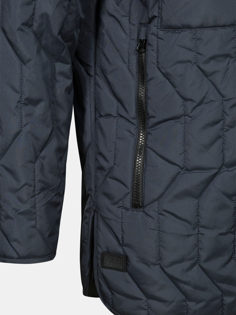 Nahaufnahme des Halti Synkas II 3in1 DX Parka Herren in navy, mit schwarzer Reißverschlusstasche und sichtbaren Nähten.