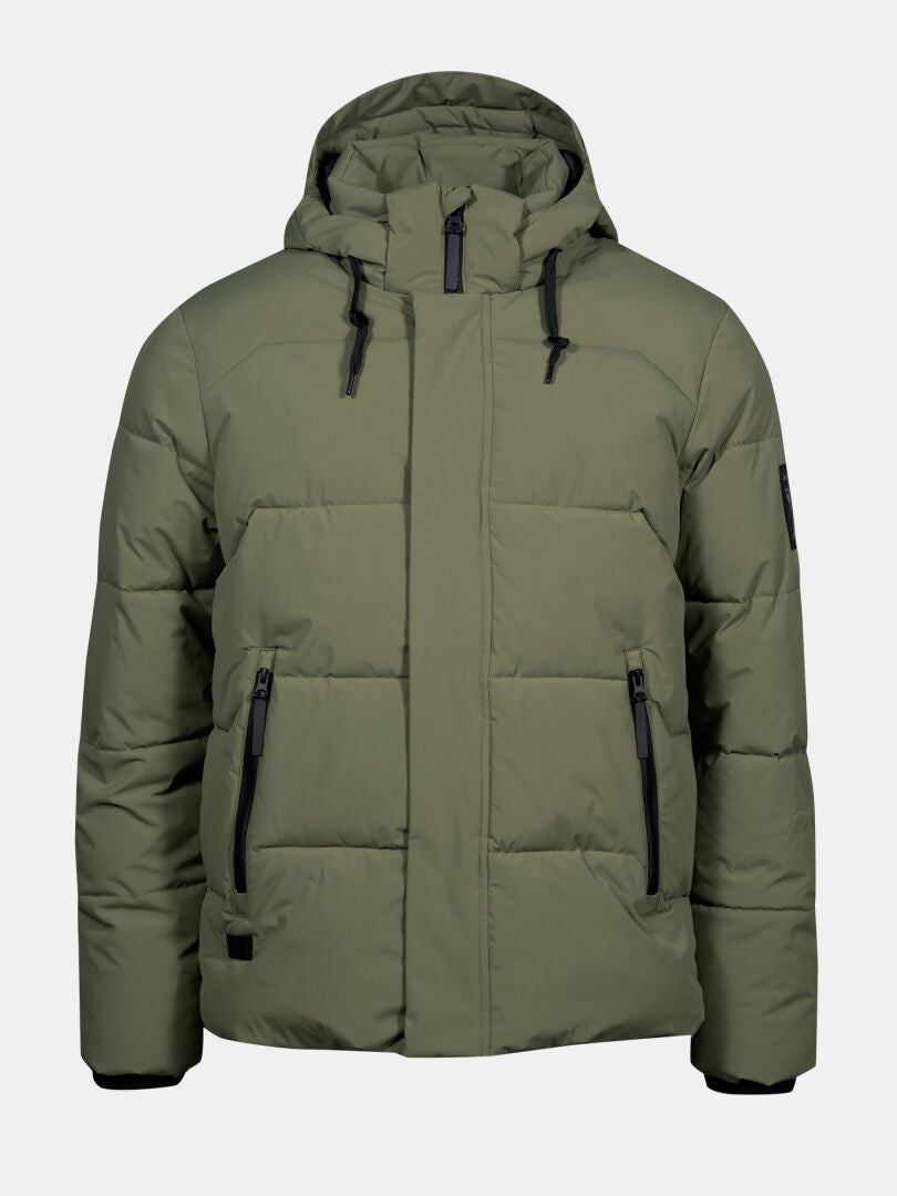 Halti Brahe Puffer Winterjacke Herren in Olivgrün aus recyceltem Polyester mit Kapuze, Zipper und schwarzen Kordeln.