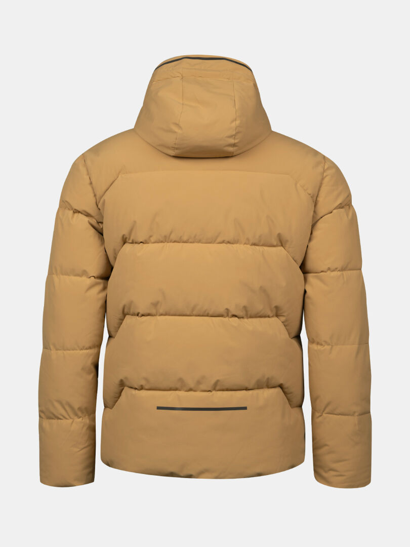 Die Halti Brahe Puffer Winterjacke Herren in Tan aus recyceltem Polyester hat Kapuze, Steppung und Rückentasche.