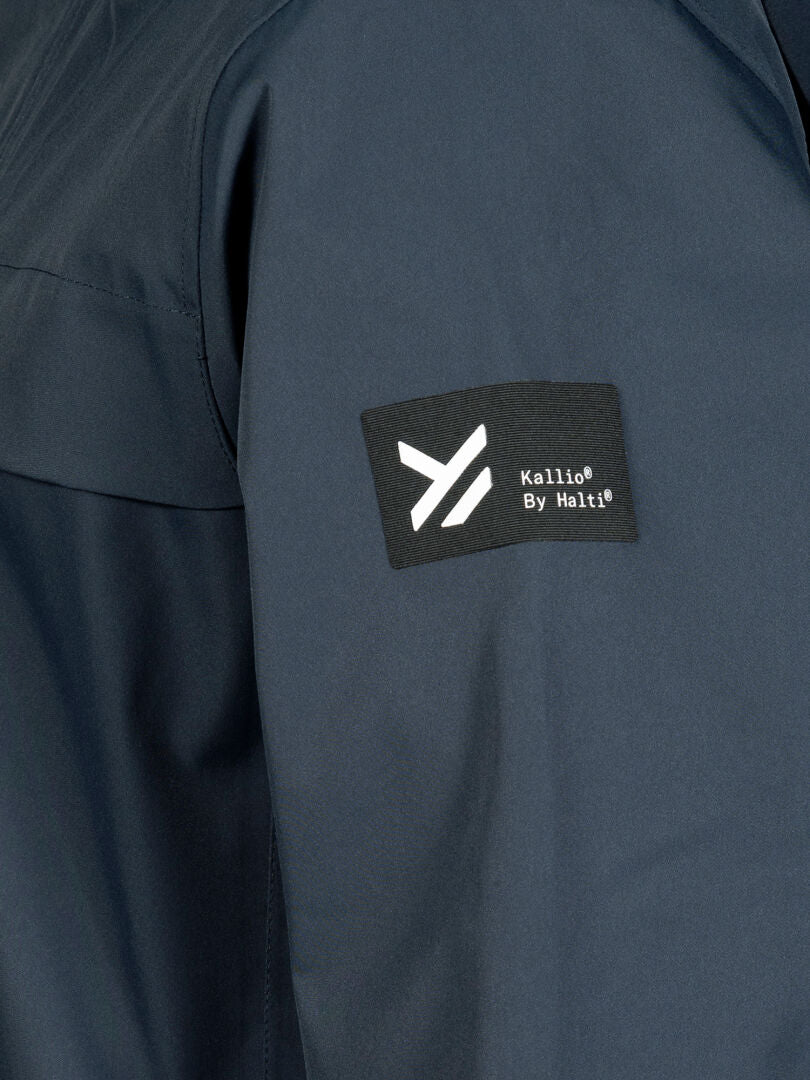 Nahaufnahme einer Tokoi II DX Parka Jacke Herren Ärmel von Halti, aus dunklem recyceltem Material mit Logoaufnäher.