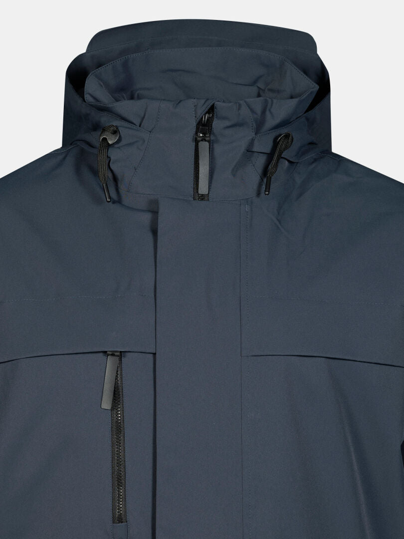 Nahaufnahme der Halti Tokoi II DX Parka Jacke Herren in Dunkelblau mit hohem Kragen, Kapuze und schwarzen Reißverschlüssen.