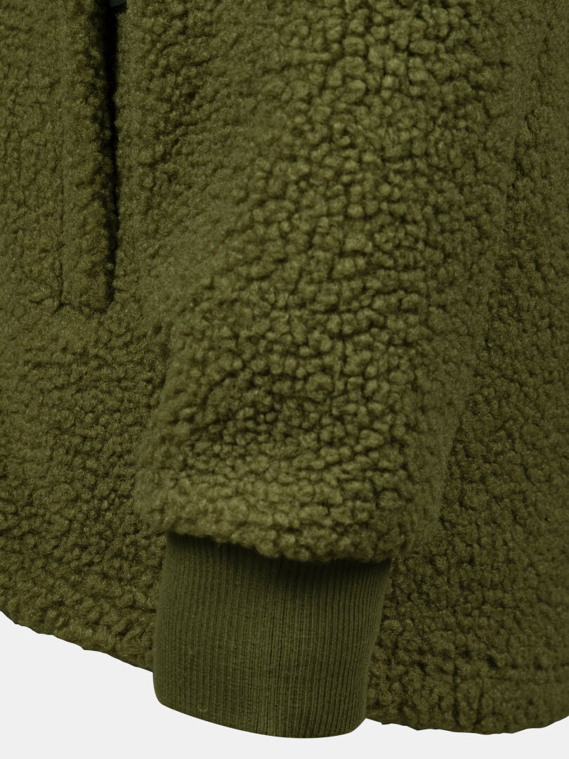 Nahaufnahme des Ärmels der Halti Lykky Fleece Jacke Herren mit Rippenbündchen und strukturiertem, flauschigem olivgrünem Stoff.