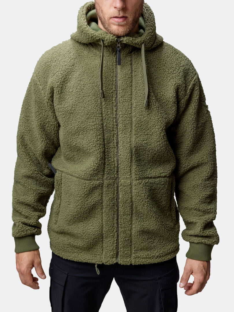 Ein Mann trägt die Halti Lykky Fleece Jacke Herren in Olivgrün, von vorne gesehen.