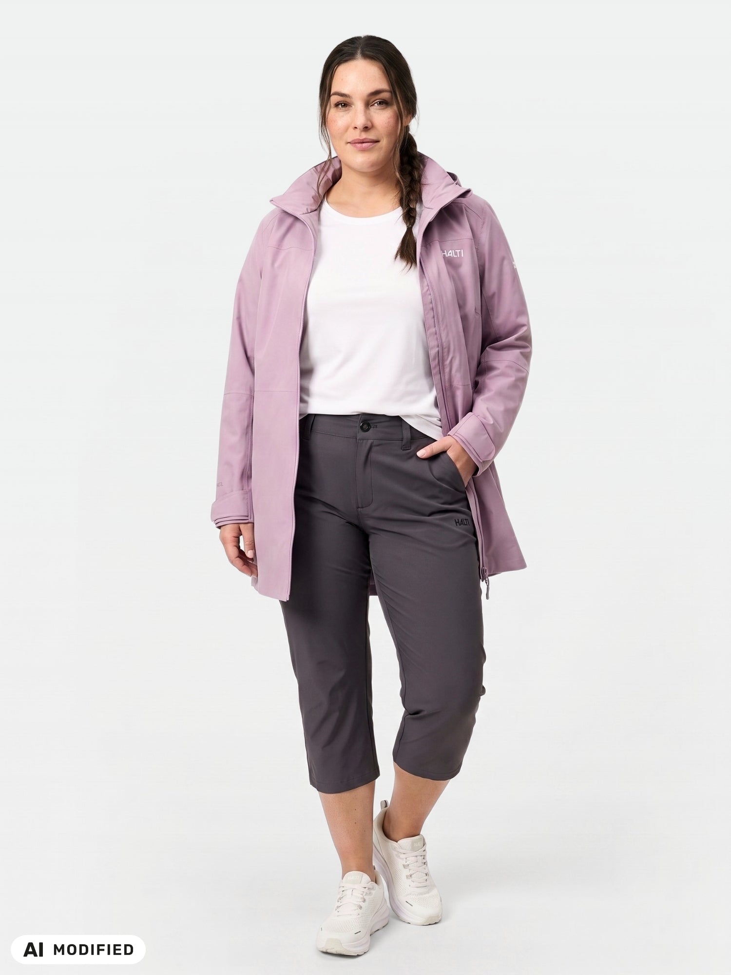 Frau in einer Caprihose „Halti Drive X-Stretch“ in Damen-Plus-Größe und einer leichten Jacke – ideal als bequeme Sommer-Stretchhose.