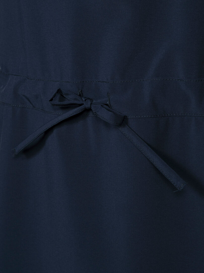 Nahaufnahme von Halti Chipper II X-stretch Kleid Damen in navy blau mit schnelltrocknendem Stoff und einer gebundenen Bundschleife.
