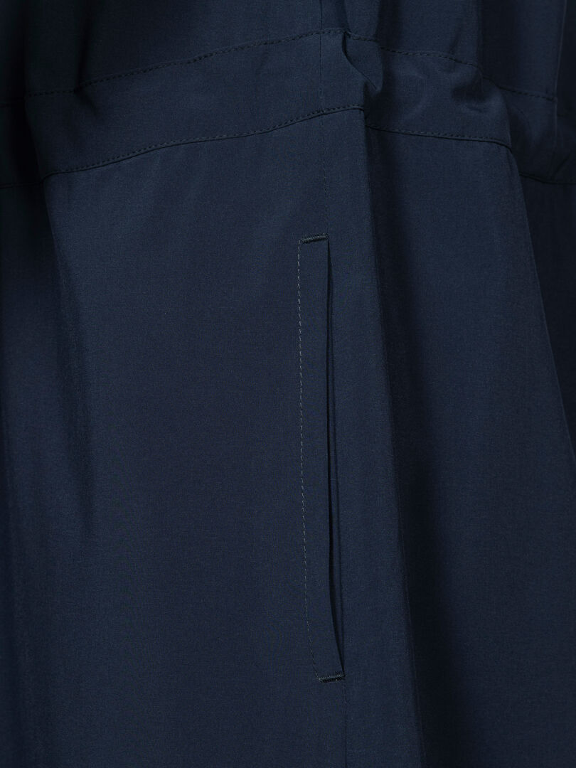 Nahaufnahme von Halti Chipper II X-stretch Kleid Damen in dunkelblau mit vertikaler Schlitztasche, sichtbare Nähte, schnelltrocknend.