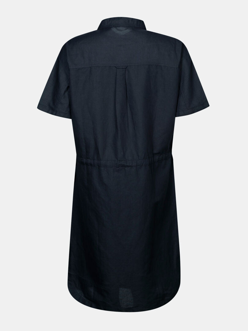 Rückenansicht von Halti Notsgi Kleid Damen: kurze Ärmel, Kragen, abgerundeter Saum, in dunklen Tönen.