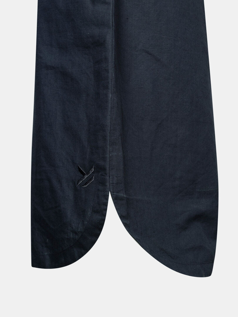 Nahaufnahme des geschwungenen Saums des Halti Notsgi Kleid Damen in Dunkelblau mit dezenten Nähten am Saum.