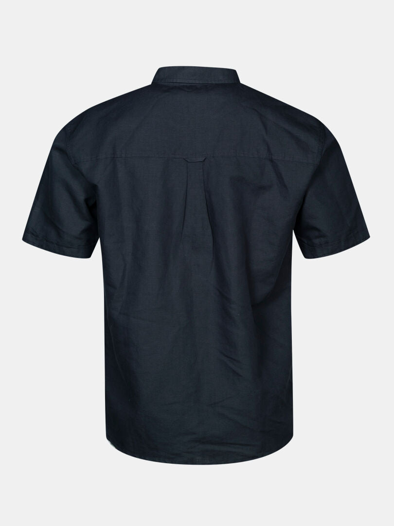 A dark navy Halti Notsgi Hemd Herren aus Hanf Bio-Baumwolle, kurzärmelig, von hinten vor weißem Hintergrund.