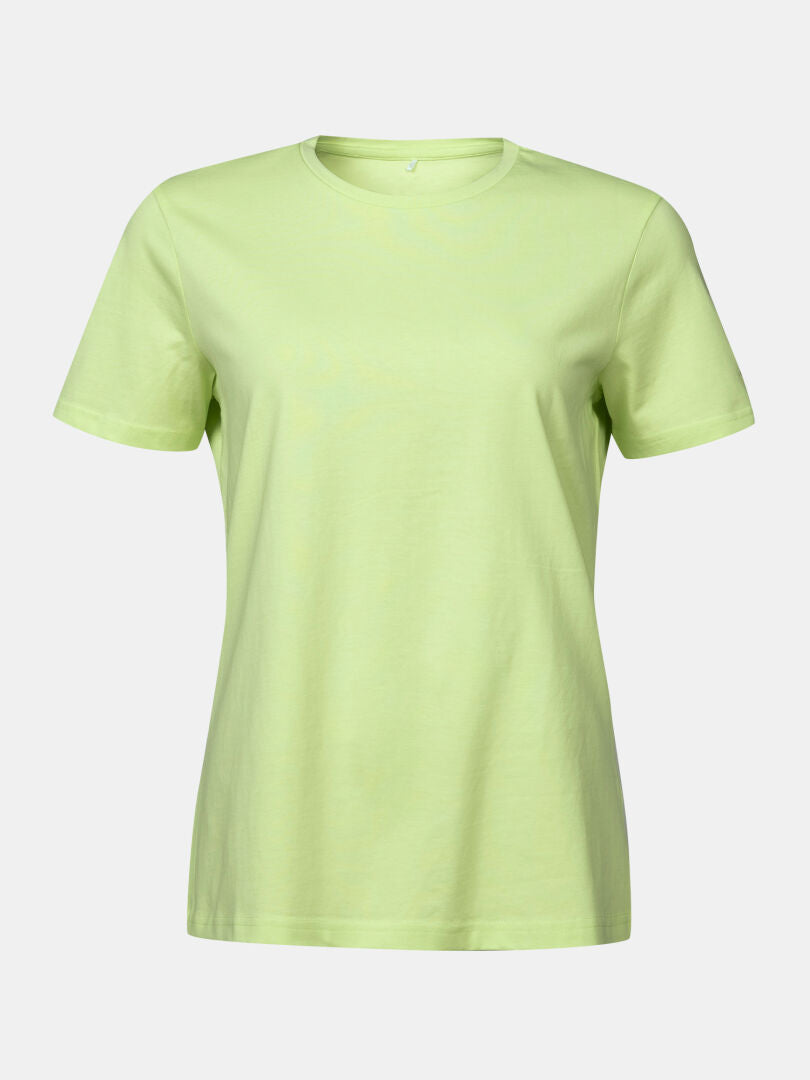 Das Halti Matka II Damen T-Shirt in Hellgrün hat kurze Ärmel und besteht aus Bio-Baumwolle, die auf einem weißen Hintergrund abgebildet ist.