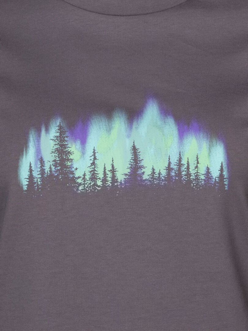 Das Halti Matka II Damen T-Shirt zeigt Tannenbäume mit einem grünen und blauen Polarlicht auf Bio-Baumwolle.