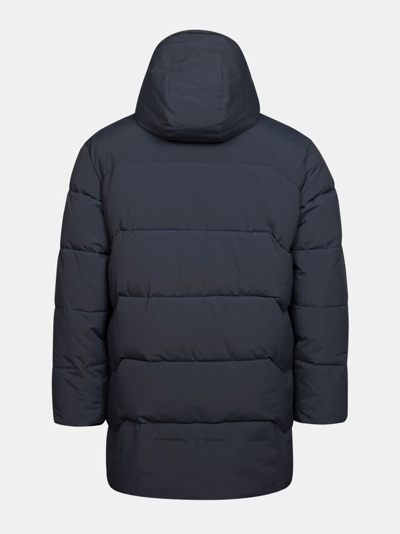 Rückansicht des Halti Brahe Puffer Parka für Herren in Schwarz mit Kapuze, doppelter Isolierung und langen Ärmeln vor einfarbigem Hintergrund.