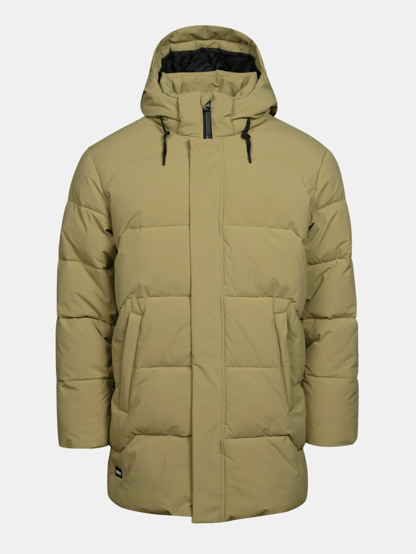 Halti Brahe Puffer-Parka für Herren aus hellbraunem DrymaxX, mit Kapuze, schwarzem Reißverschluss und 2 Taschen, auf einfarbigem Hintergrund.