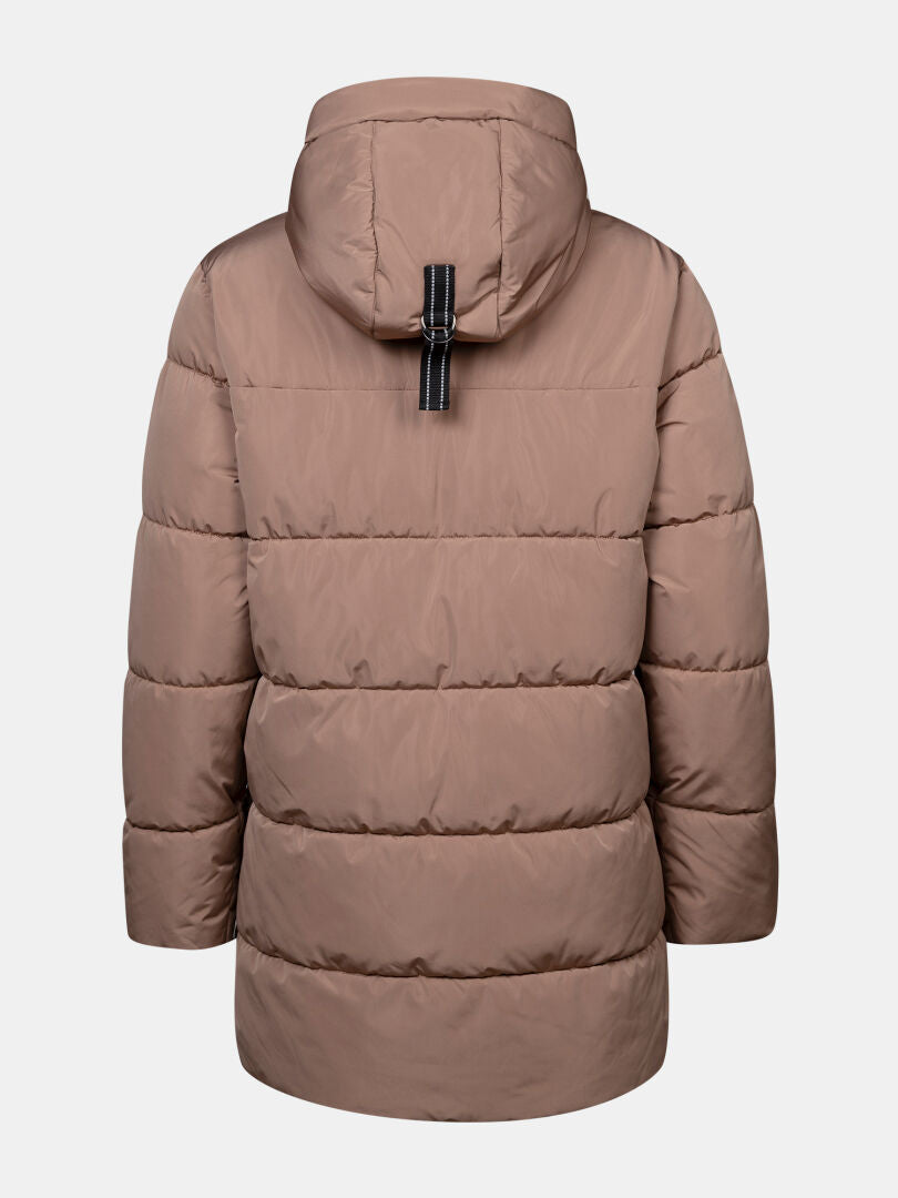 Der Halti Leinikko Puffer Parka für Damen in Braun verfügt über eine Isolierung, eine Kapuze und schwarze Riemendetails, die hier von hinten zu sehen sind.