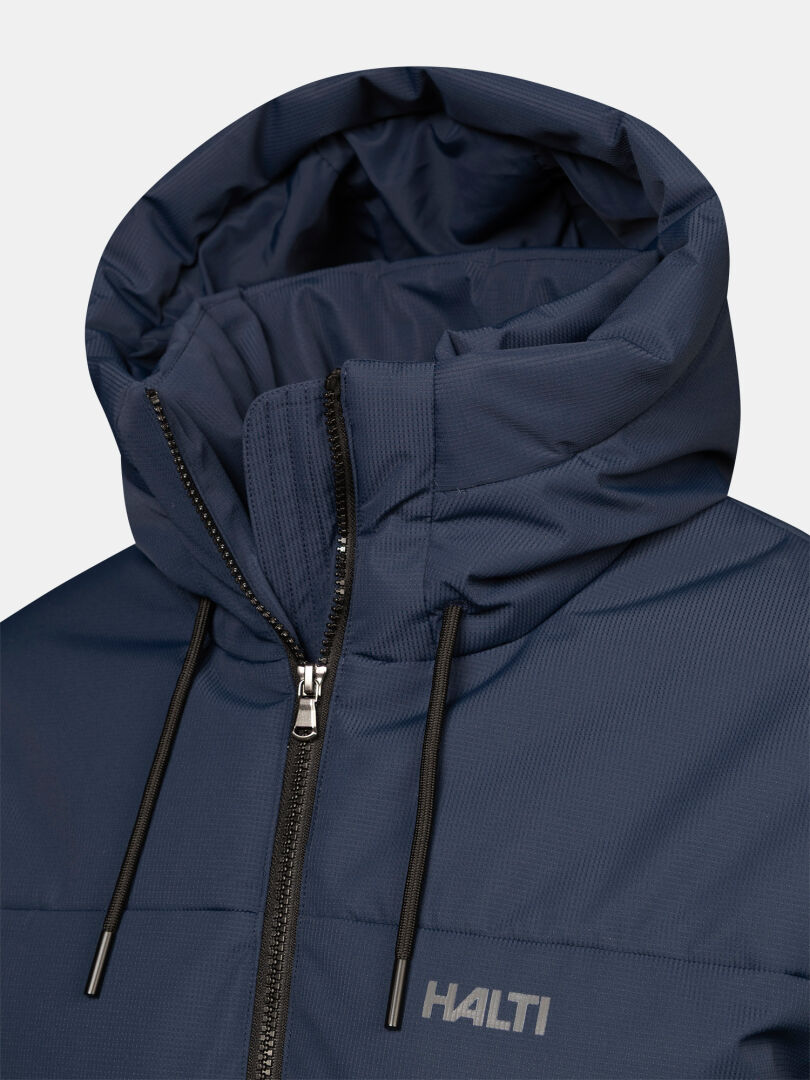 Nahaufnahme der Halti Kaimoa Isolationsjacke für Herren in Marineblau mit Reißverschluss, schwarzen Kordelzügen und Logo auf der Brust.