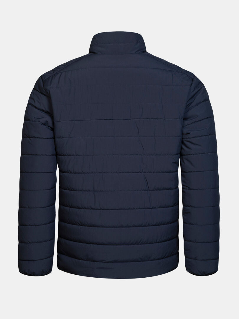 Rückansicht der „Halti Rehia Gepolsterte Jacke Herren“ in Marineblau mit horizontalen Nähten, Stehkragen und winddichter Verarbeitung.