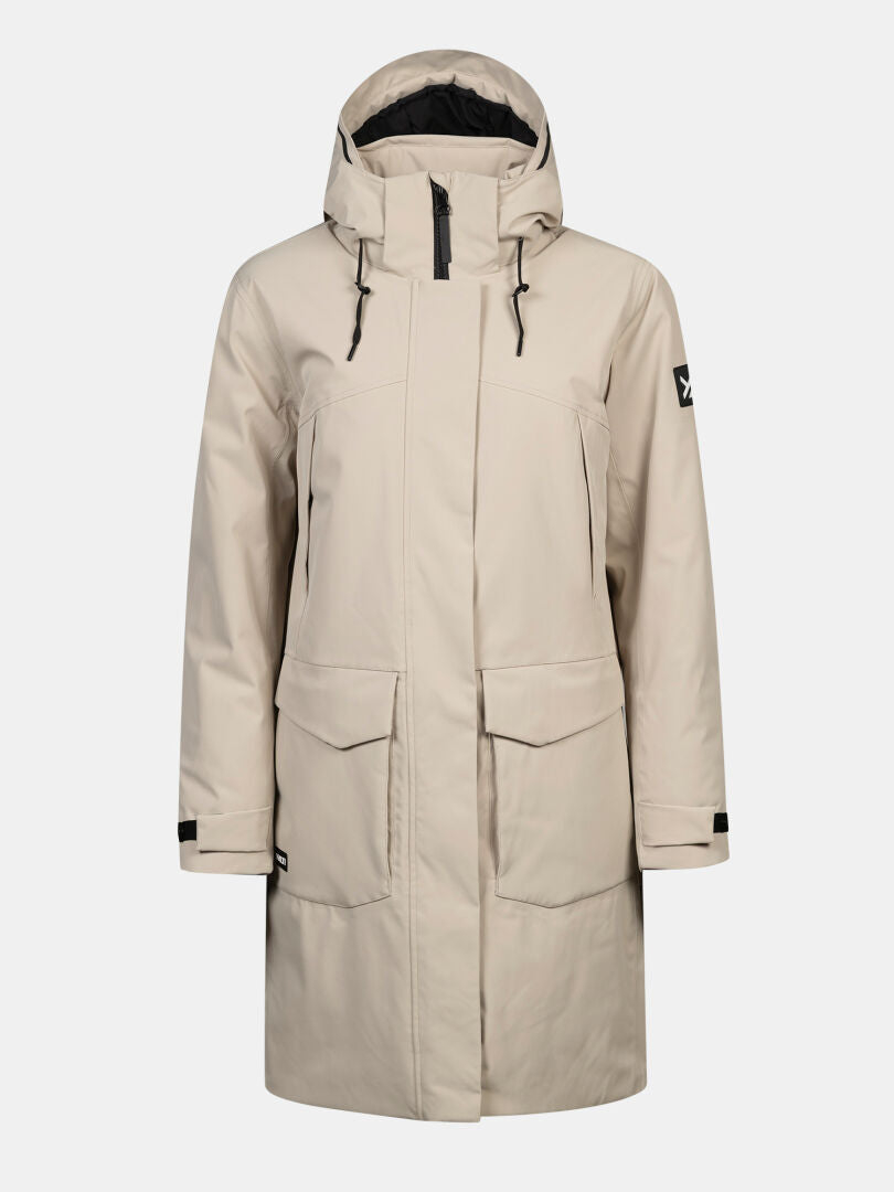 Halti Kallio DX Parka Damen: Beiger Winterparka mit Kapuze, Reißverschluss vorne, großen Taschen und schwarzen, verstellbaren Details.