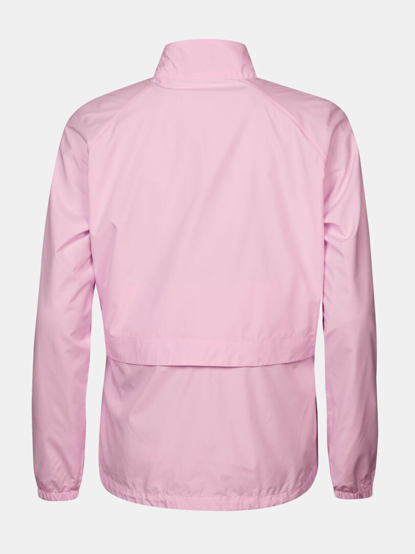 Die Halti Saime Windbreaker Jacke Damen Plus ist eine hellrosa Jacke in Übergröße mit hohem Kragen und belüftetem Rücken.