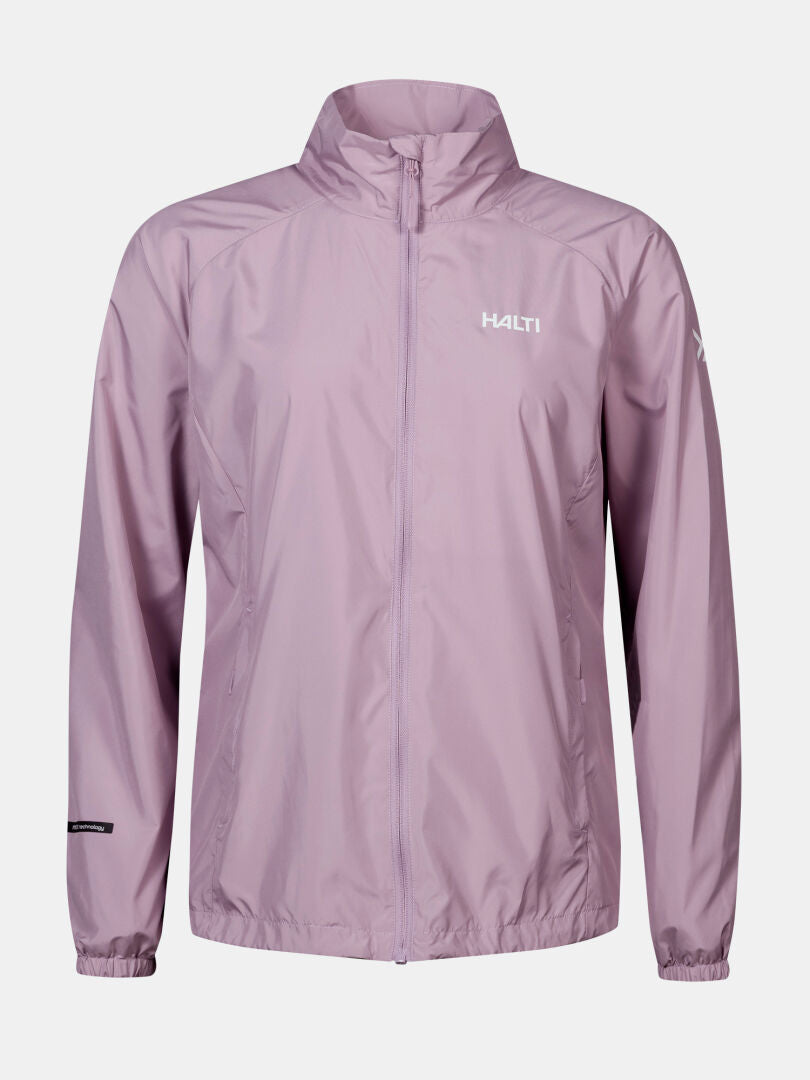 Die Halti Saime Windbreaker Jacke Damen Plus in Hellviolett hat lange Ärmel und einen hohen Kragen auf einem unifarbenen Hintergrund.