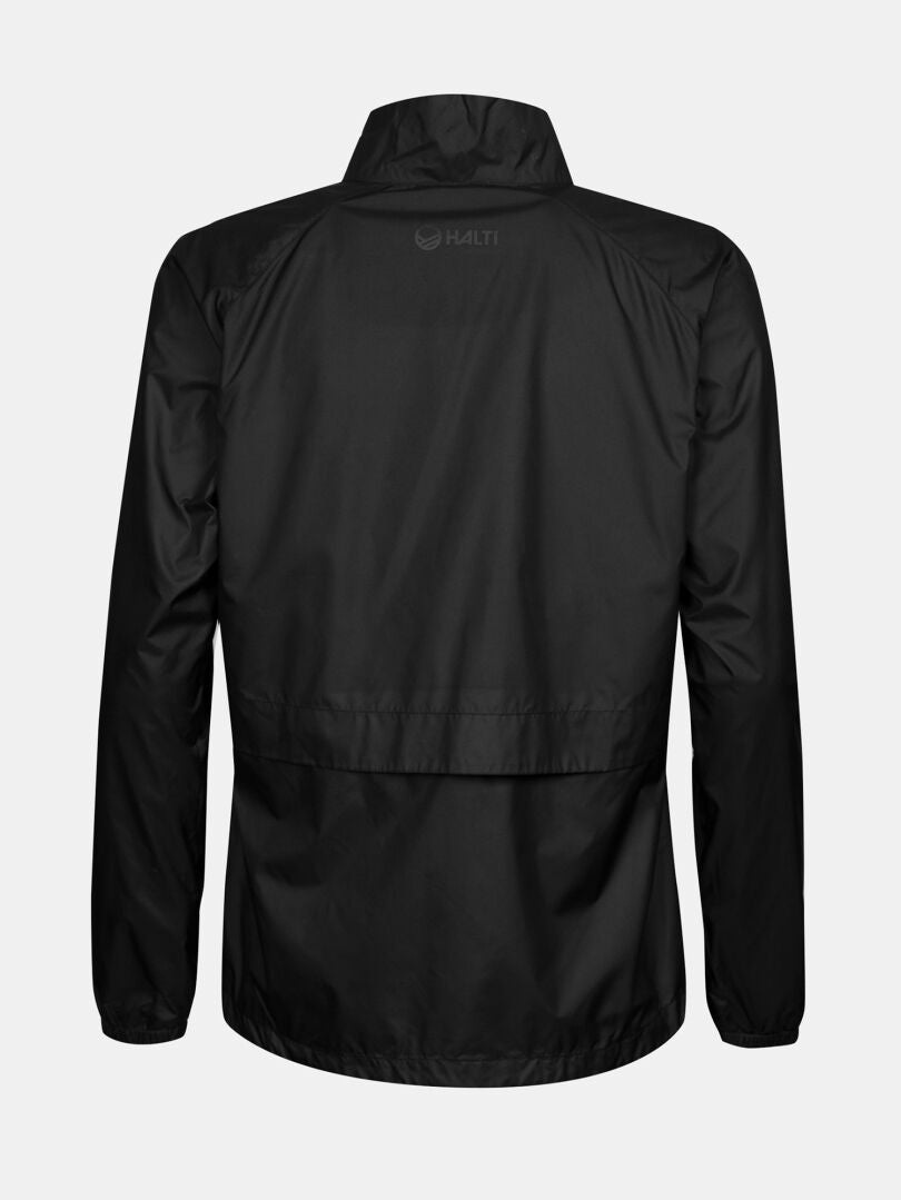 Die Halti Saime Windbreaker Jacke Damen Plus ist leicht, schwarz, winddicht und hat hohe Kragen sowie belüfteten Rücken.