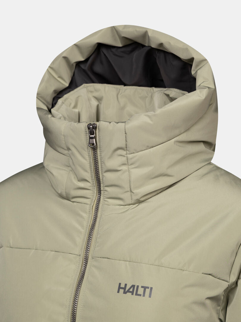 Halti Sammal II Isolationsparka Damen Plus: hellgraue Daunenjacke mit DrymaxX®, schwarzes Futter, Logo auf der Brust.
