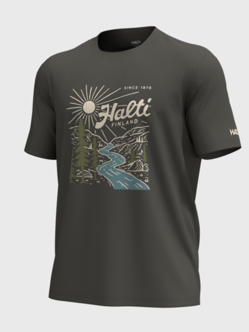 Vehka Unisex-T-Shirt von Halti in Dunkelgrau, mit dem Schriftzug „Finland“ sowie einem Aufdruck mit Sonne, Baum, Berg und blauem Fluss.