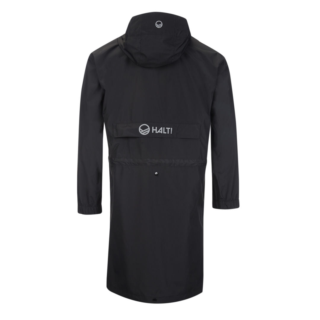 Eine lange schwarze Club Coach Jacke von Halti mit Kapuze, hinterer Belüftungsklappe, weißem Logo und wasserdichtem DrymaxX Classic-Stoff.
