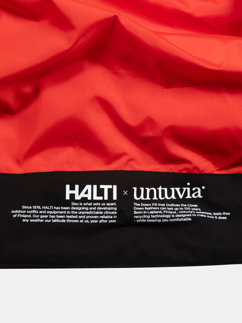 Nahaufnahme eines rot-schwarzen Halti 1976 Down Parka Unisex, hergestellt aus recycelten Materialien und weißer Produktinformation.