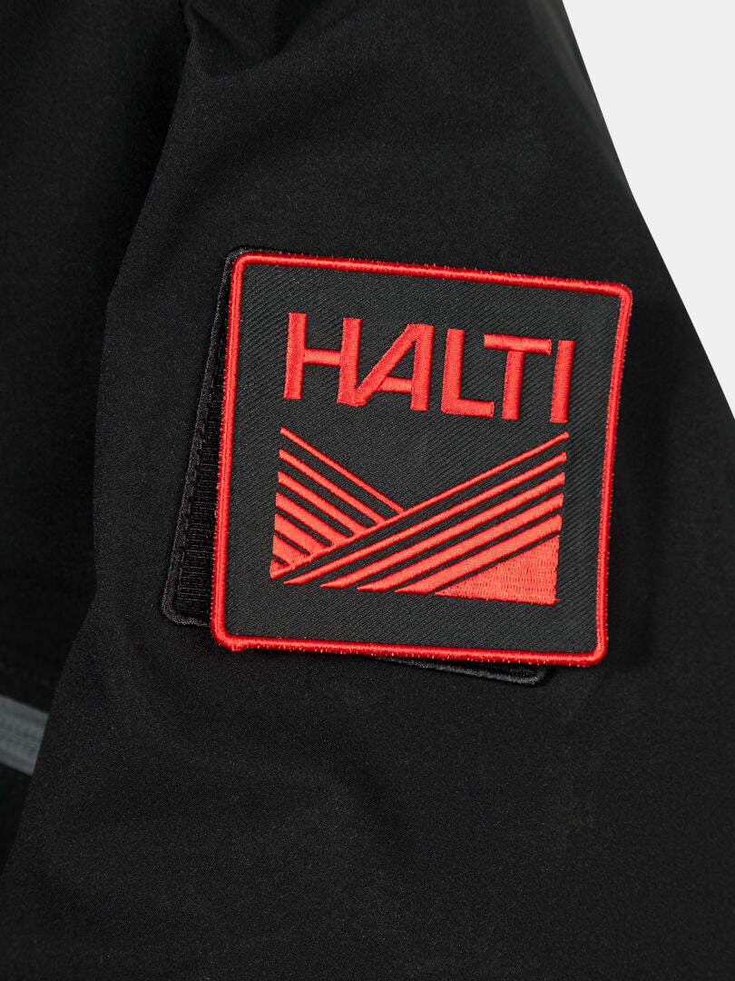 Der schwarze Ärmel des Halti 1976 Down Parka Unisex ist mit einem rot-schwarzen Halti-Logo und recycelten Materialien versehen.