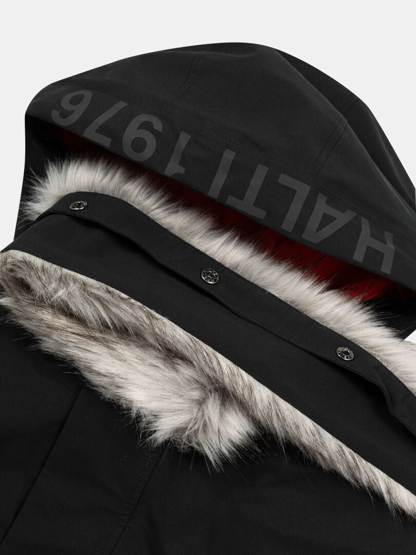 Nahaufnahme eines Halti 1976 Down Parka Unisex mit Kunstpelzbesatz, hergestellt aus recycelten Materialien.