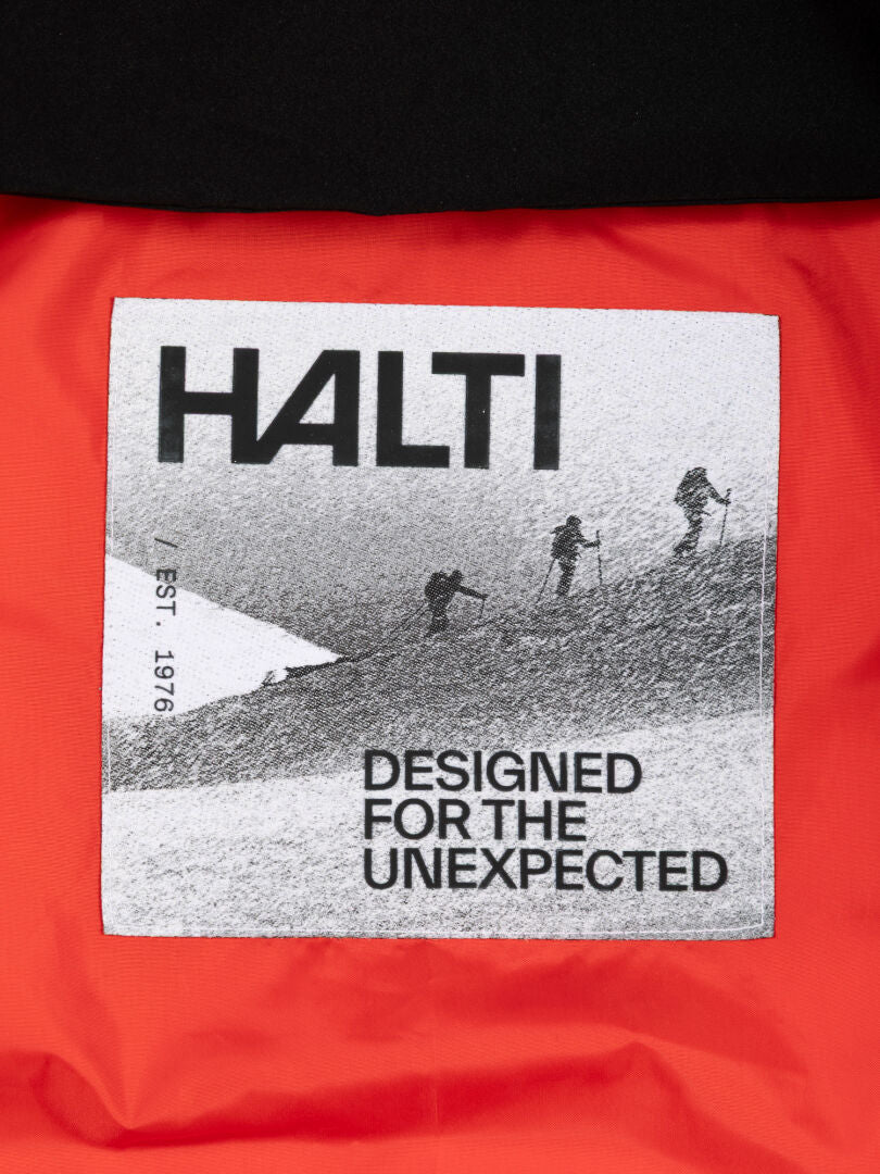Nahaufnahme eines Halti 1976 Down Parka Unisex-Etiketts mit Wanderern und dem Text: