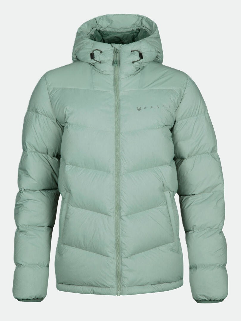 Halti Versant Daunenjacke Damen in Hellgrün mit Kapuze, Frontreißverschluss und dezentem Brustbranding auf einfarbigem Hintergrund.