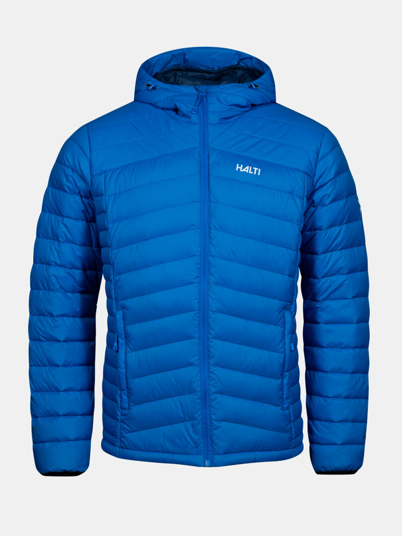 Die Halti Huippu Daunenjacke Herren ist eine hellblaue Pertex Quantum Pufferjacke mit Kapuze, Reißverschluss und Logo auf der Brust.