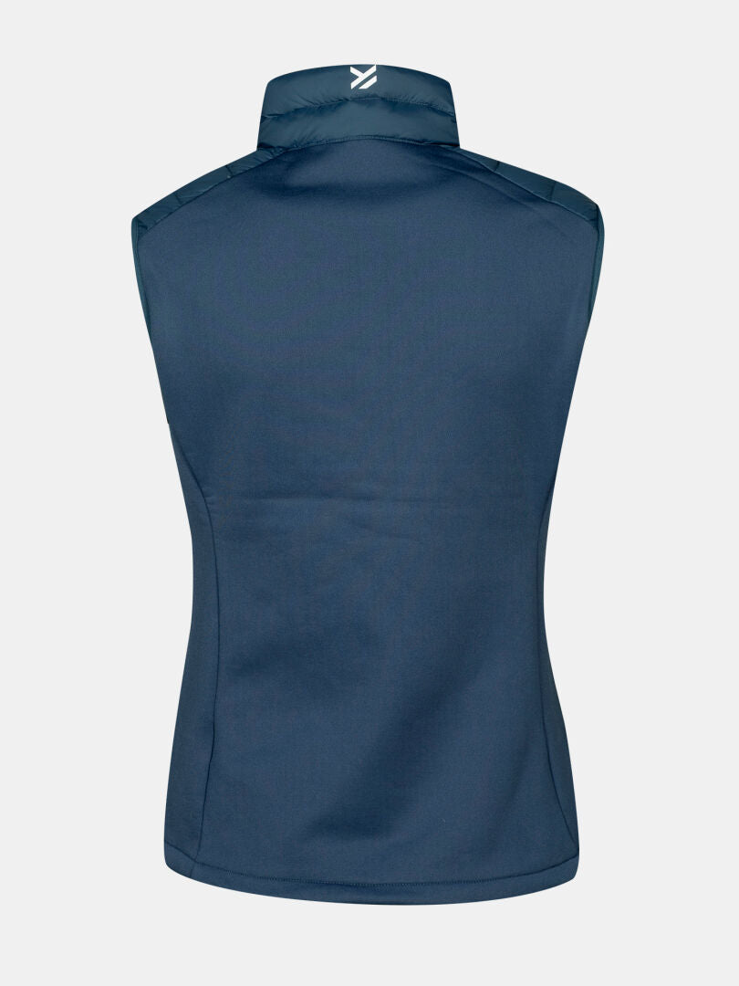 Die Halti Huippu Hybrid Daunenweste Damen, von hinten gesehen, bietet atmungsaktiven Komfort für Outdoor-Aktivitäten.
