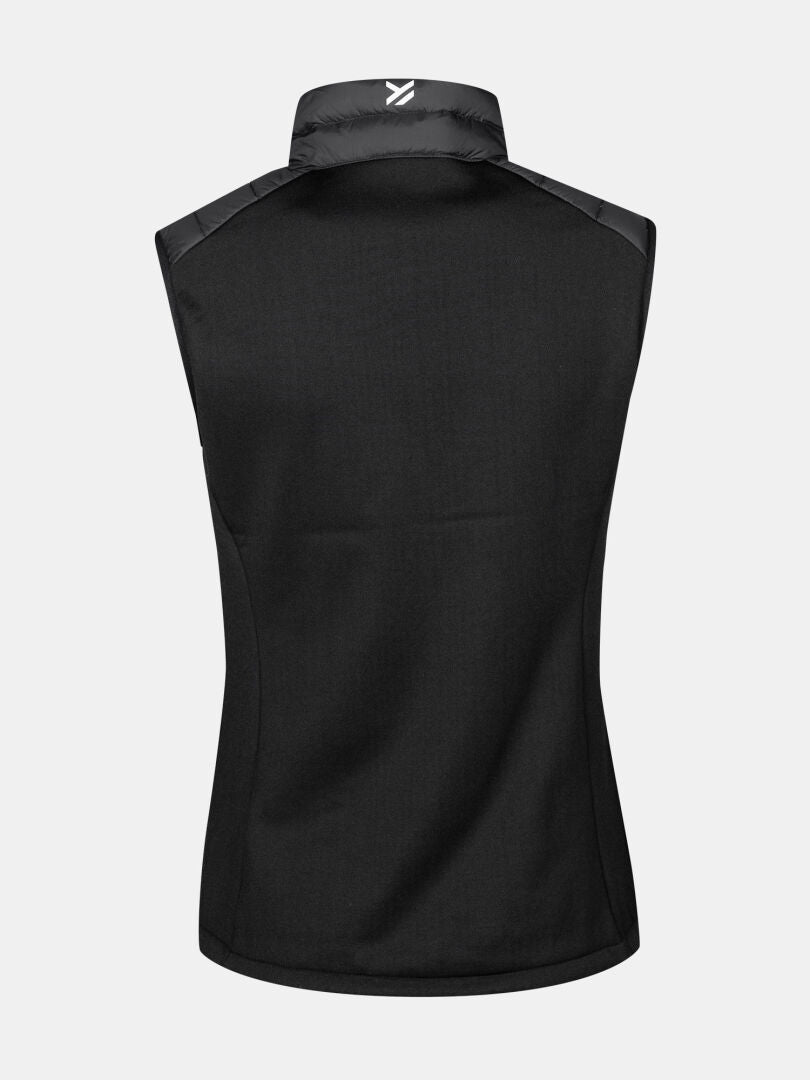 Die Halti Huippu Hybrid Daunenweste Damen ist eine schwarze, ärmellose Weste mit einem hohen Kragen und einem atmungsaktiven weißen Logo auf dem Rücken.