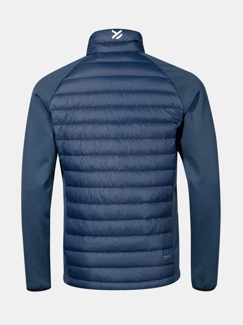 Die Halti Huippu Hybrid Daunenjacke Herren in marineblau, gesteppt, mit hohem Kragen, gezeigt von hinten auf hellem Grund.
