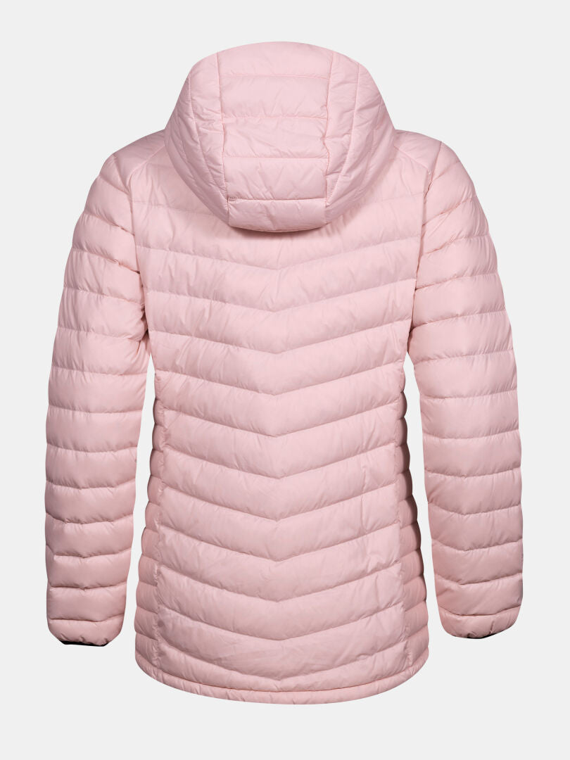 Die Huippu Mid Daunenjacke Damen Plus von Halti in Rosa mit Kapuze, Rückansicht vor weißem Hintergrund.