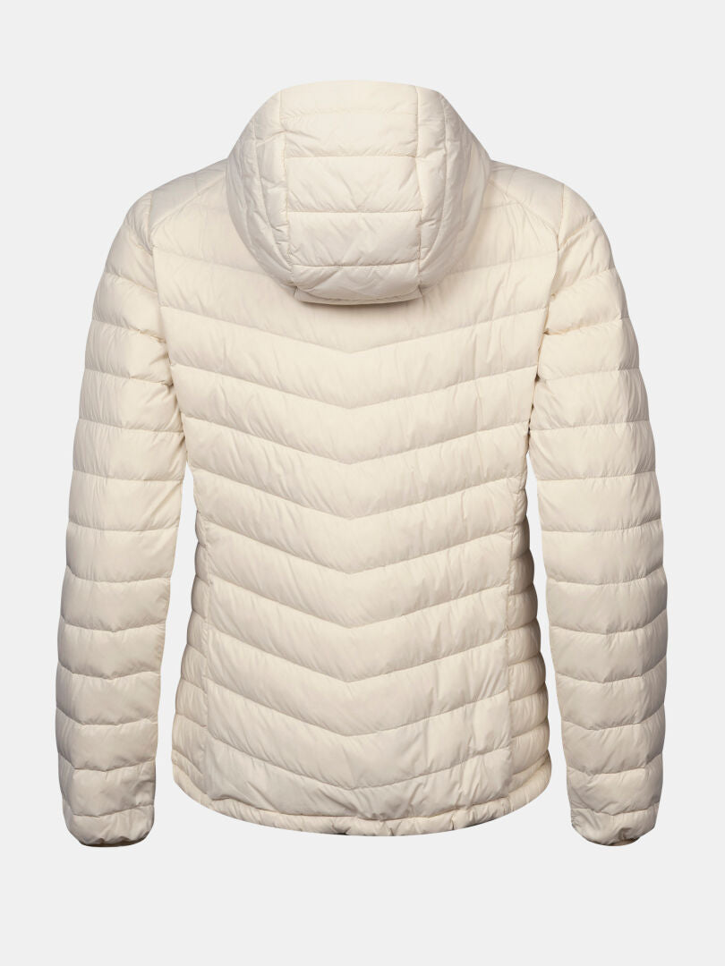 Rückansicht einer cremefarbenen Halti Huippu Untuvia Daunenjacke Damen mit Kapuze und horizontalen Steppnähte.