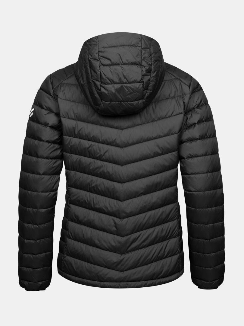 Rückansicht einer schwarzen, kapuzierten Halti Huippu Untuvia Daunenjacke Damen – einer gesteppten Daunenjacke für Outdoor-Aktivitäten.