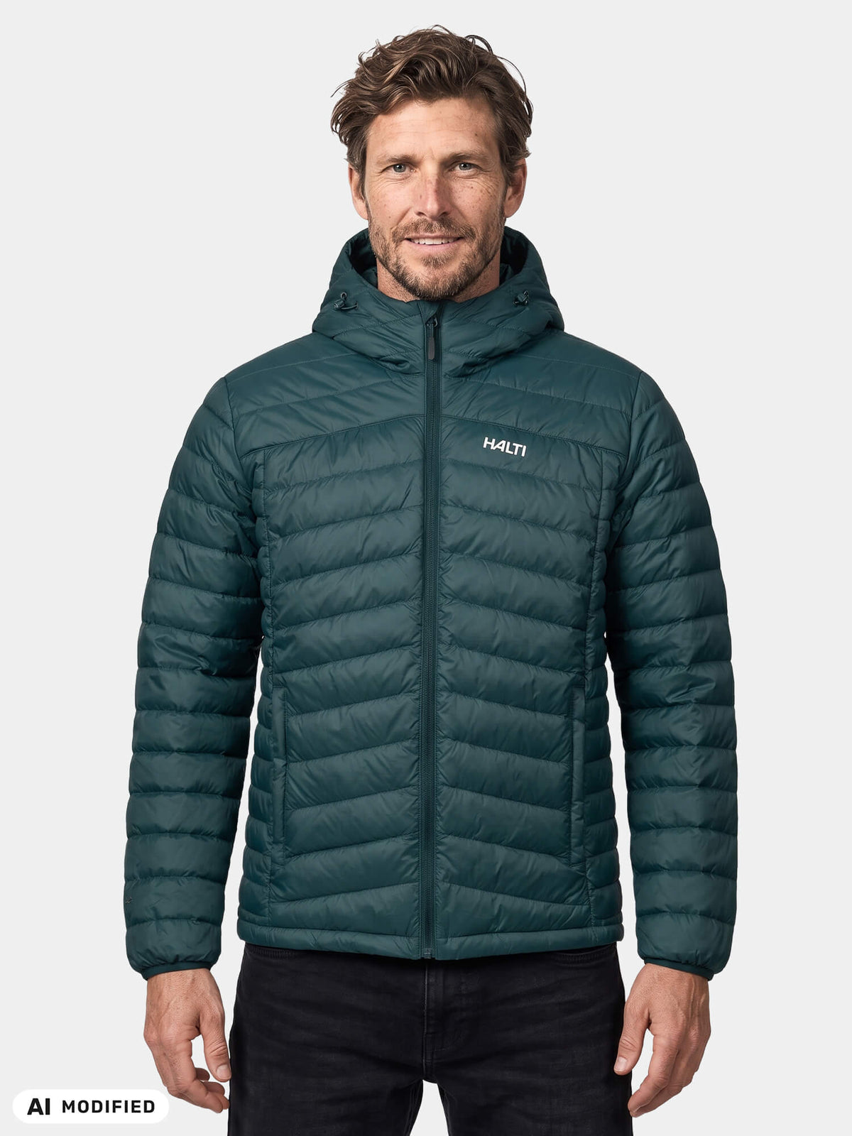 Ein Mann, der eine dunkelgrüne Halti Huippu Untuvia Daunenjacke Herren mit Kapuze trägt.