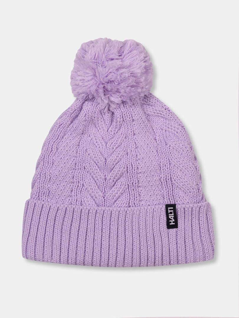 Halti Hile Mütze: hellviolette Strickmütze mit Bommel und schwarzem Etikett am Rand.
