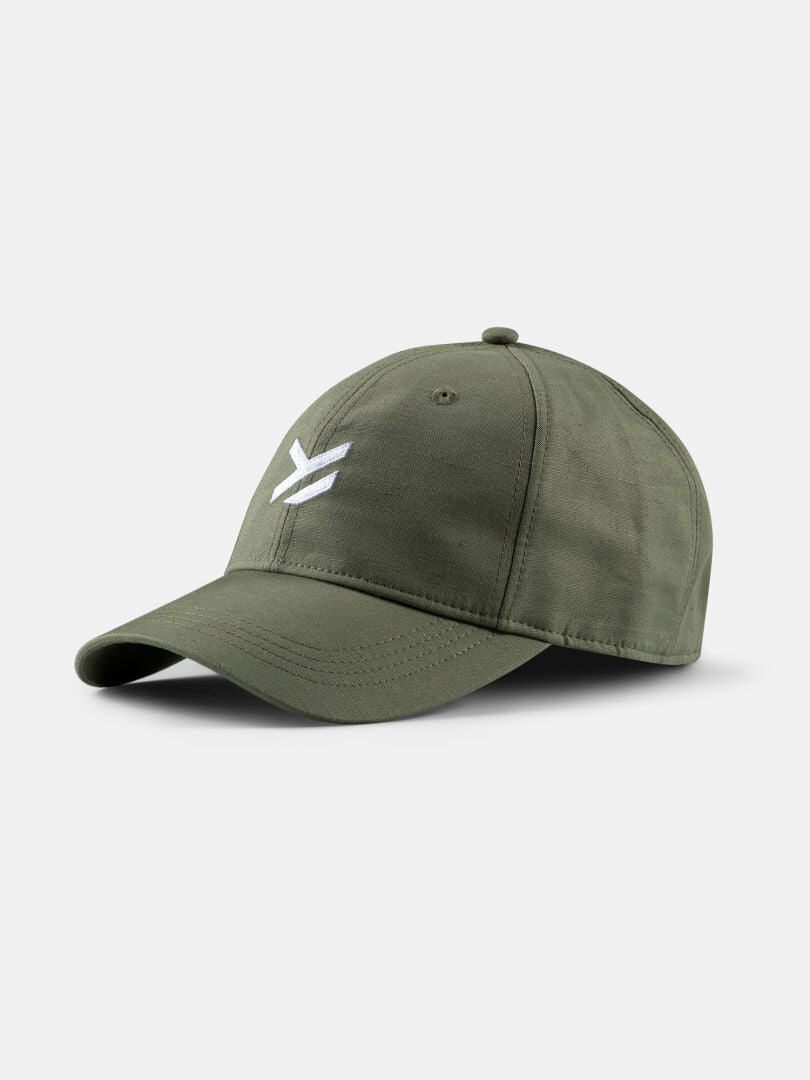 Die Halti Notsgi Cap ist olivgrün, aus Hanf-Biobaumwolle und mit einem weißen gestickten Logo auf der Vorderseite.