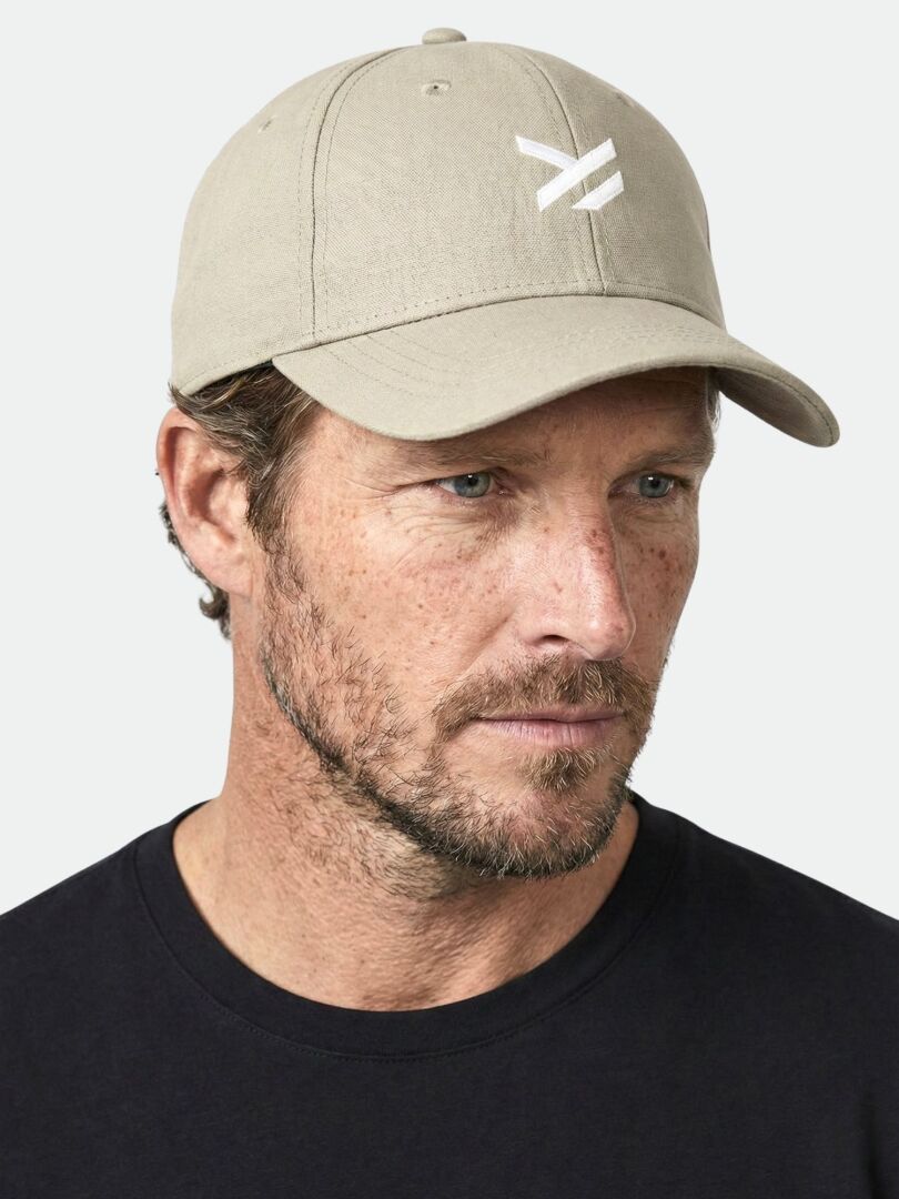 Mann mit Bart trägt die Halti Notsgi Cap aus Hanf/Bio-Baumwolle und ein schwarzes Shirt, schaut seitlich.