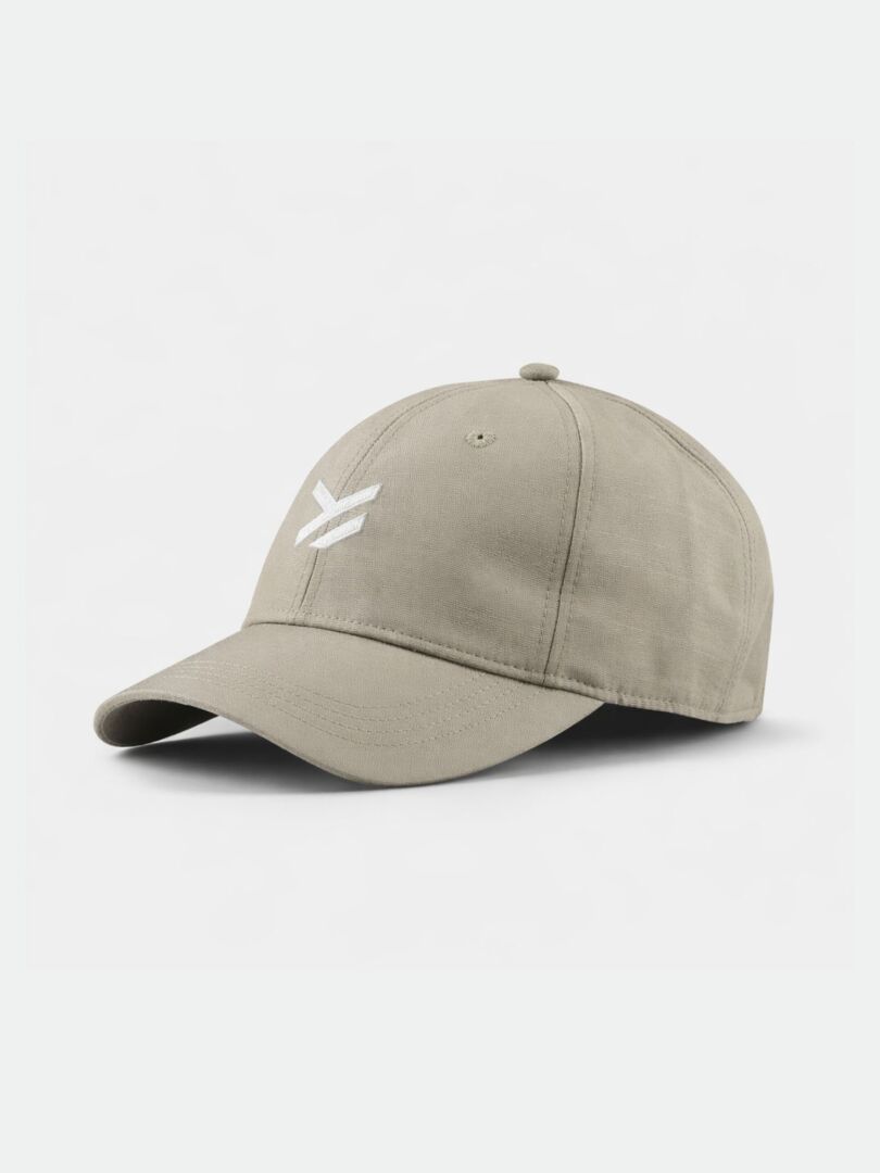 Die Notsgi Cap von Halti: khaki Baseballcap aus Hanf-Bio-Baumwolle mit weißem Logo, urbanes Design.