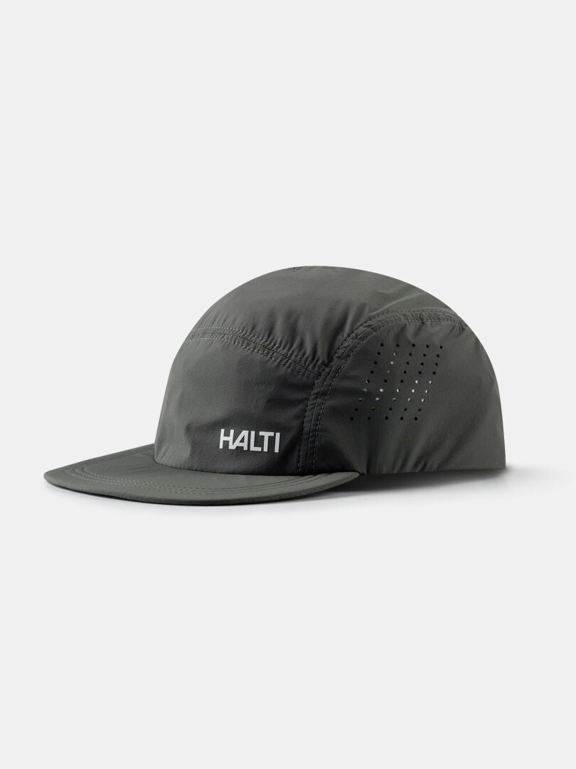 Die Halti Luovi Cap ist eine dunkelgraue, atmungsaktive Mütze mit gebogener Krempe und seitlichen Belüftungslöchern.
