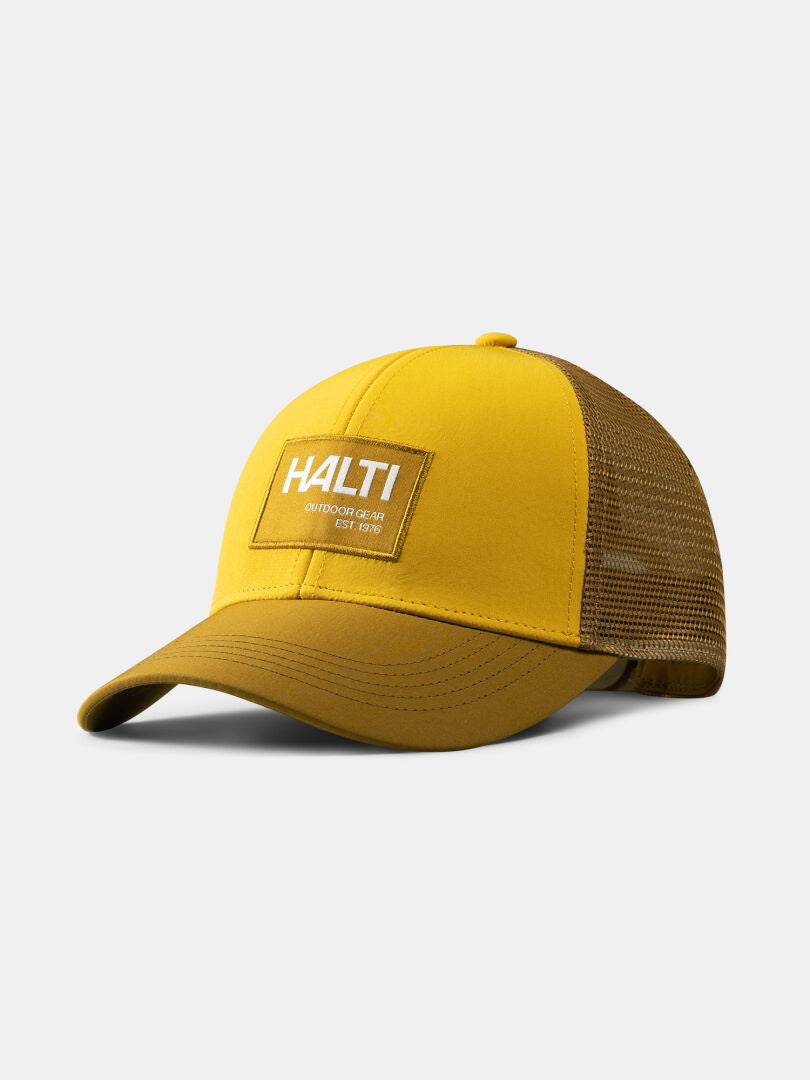 Die Koskelo Trucker Cap von Halti, gelb-braun mit Aufnäher, aus recyceltem Polyester auf einfarbigem Grund.