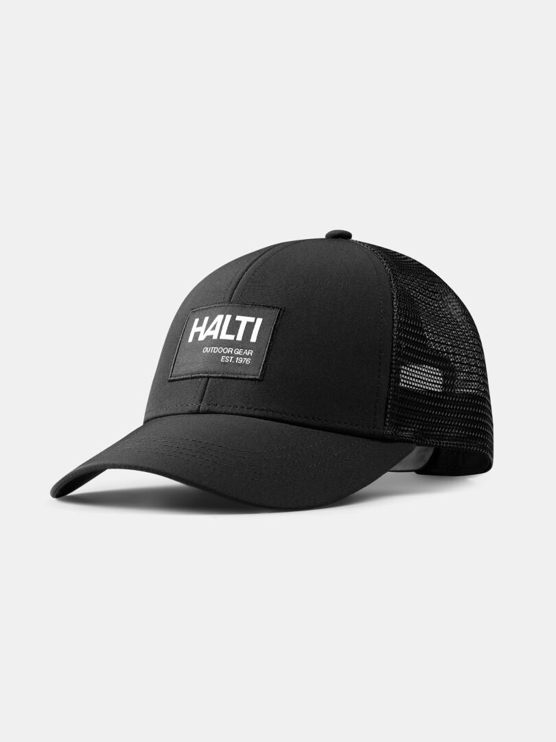 Die Halti Koskelo Trucker Cap ist schwarz und hat eine Rückseite aus recyceltem Mesh, einen Halti-Aufnäher und einen verstellbaren Schnappverschluss.