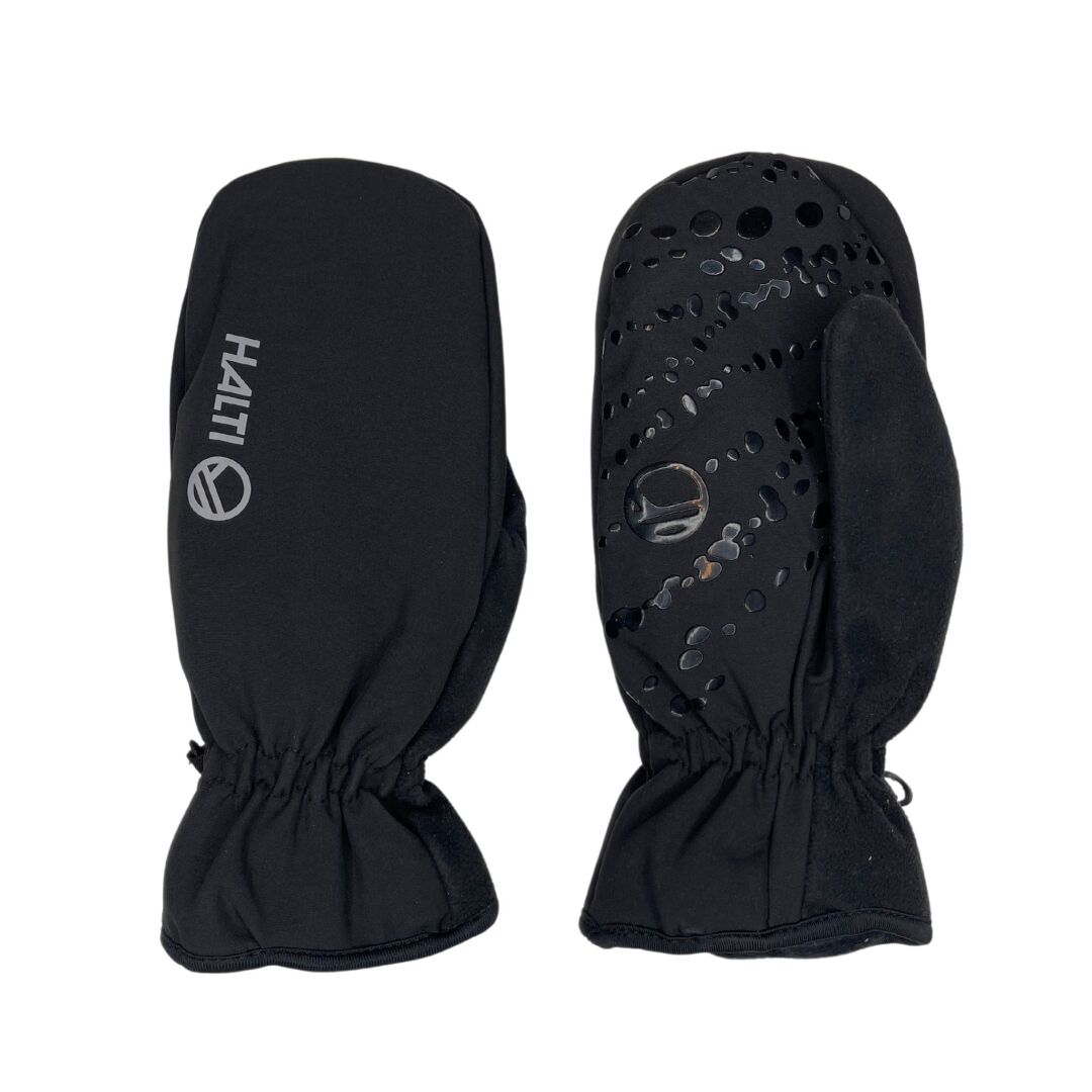 Ein Paar schwarze Halti Kroka Fäustlinge aus recyceltem Stoff, mit der Handfläche nach oben und unten auf weißem Hintergrund.