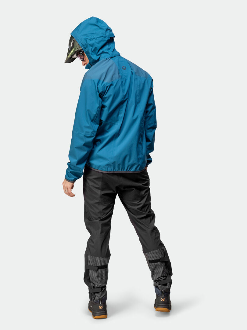 Eine Person in einer Halti Liike Herren 3L DrymaxX Sportjacke und Stiefeln steht mit dem Rücken zur Kamera bereit für Outdoor-Workouts.